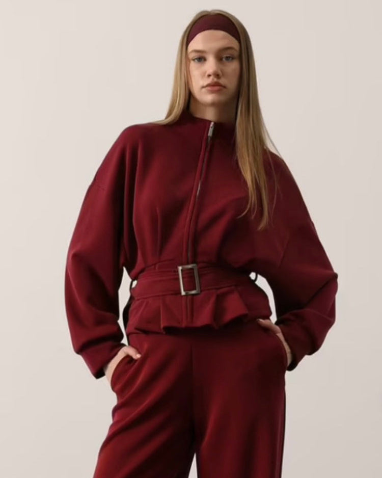 Ensemble  avec ceinture  rouge